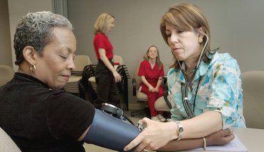 Aukštas kraujospūdis: pirmieji simptomai ir požymiai