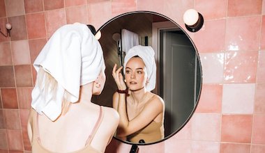 Kodėl svarbu valyti makiažą vakare